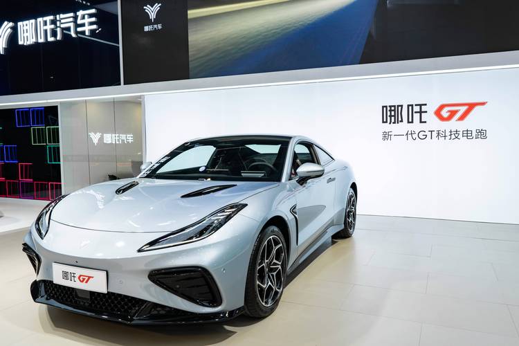 广州210哪吒汽车在智能汽车领域的表现，领途汽车在新能源汽车市场中的影响力